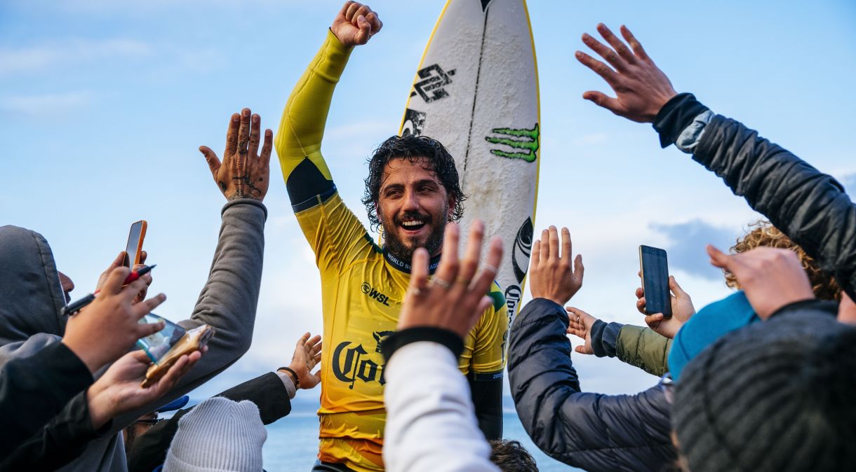 Filipe Toledo comemora título mundial de surf