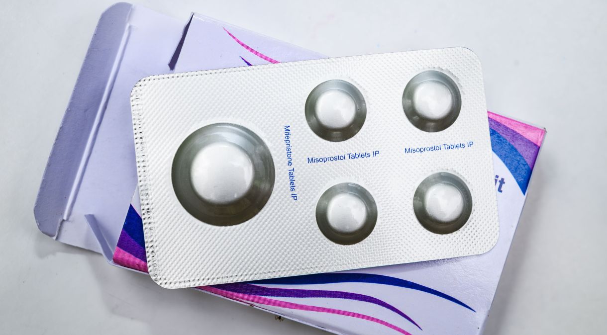A mifepristona, também conhecida como RU-486, é um medicamento normalmente usado em combinação com o misoprostol para provocar um aborto medicamentoso durante a gravidez e controlar o aborto espontâneo precoce