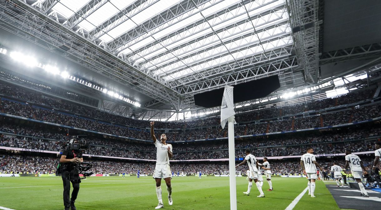 Jude Bellingham celebra gol do Real Madrid na reabertura do Santiago Bernabéu.