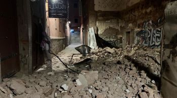 Número de mortes provocadas pelo terremoto que atingiu o centro Marrocos aumentou para 1.037, conforme informou a televisão estatal neste sábado (9)
