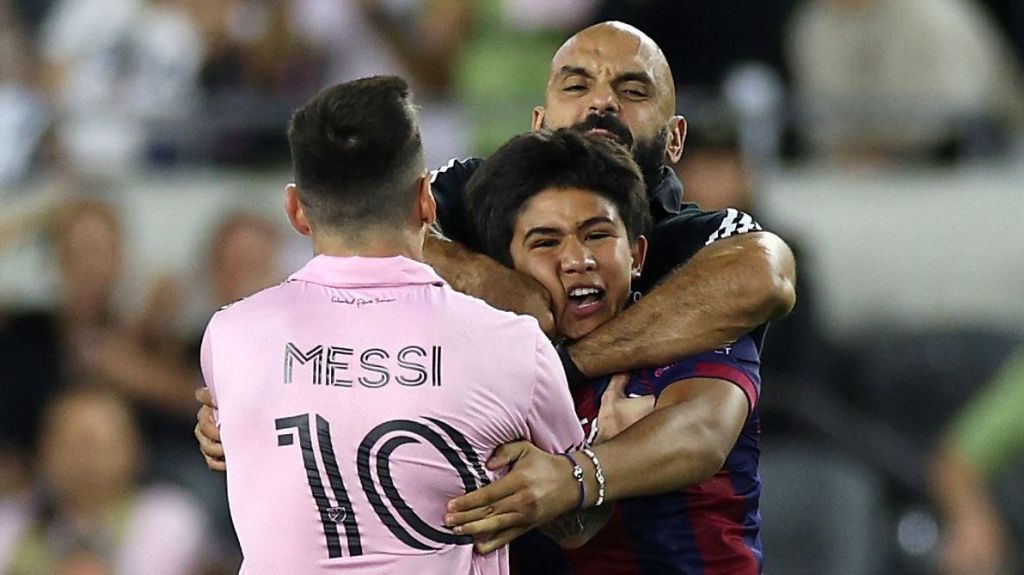 Segurança de Messi precisa conter invasor em jogo do Inter Miami