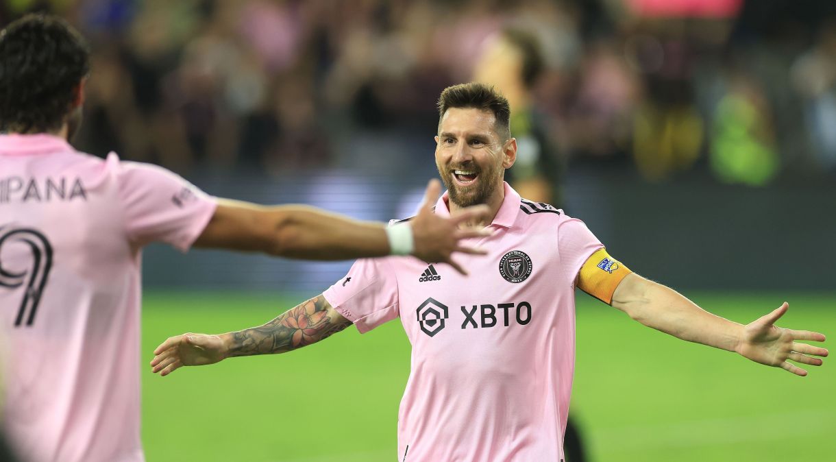 Messi celebra gol do Inter Miami com o atacante Campana