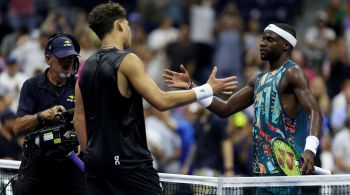 Ben Shelton venceu Francis Tiafoe por 3 sets a 1 no Arthur Ashe Stadium e enfrentará Novak Djokovic na semifinal