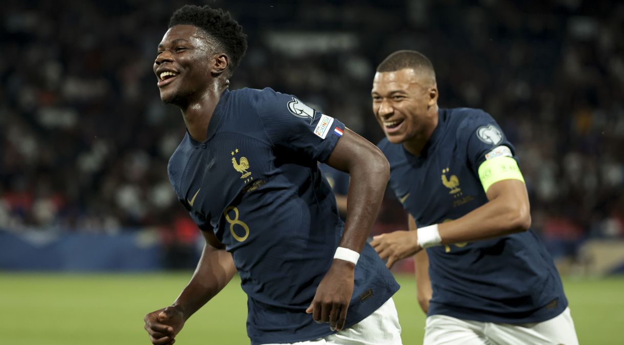 Tchouameni comemora o primeiro gol da França contra a Irlanda, pelas Eliminatórias da Euro