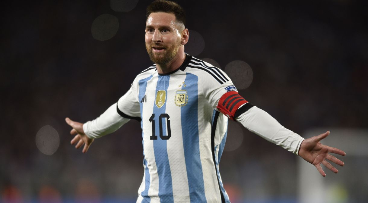 Messi comemora o gol da vitória da Argentina sobre o Equador, em Buenos Aires