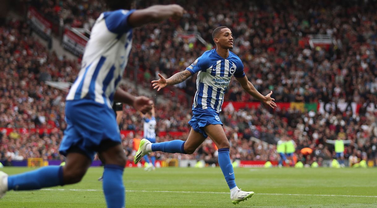 João Pedro comemora o terceiro gol do Brighton sobre o Manchester United