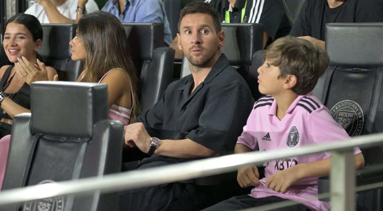 Messi teve que assistir ao jogo da arquibancada, ao lado da família