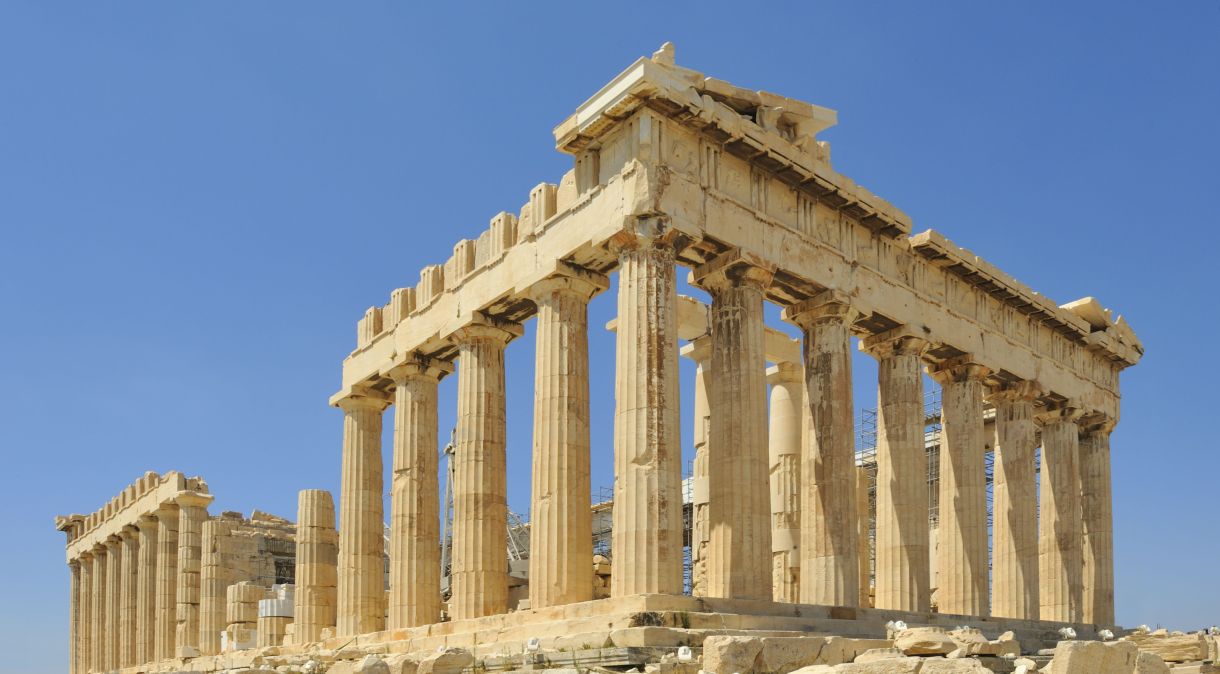 Templo do Partenon na Acrópole de Atenas durante a onda de calor de julho de 2023. No futuro, o número de visitantes da Acrópole será limitado a 20.000 por dia