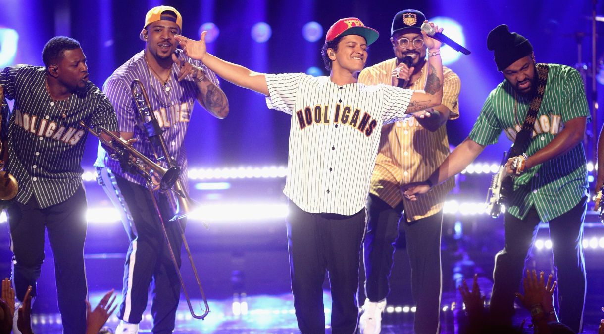 Bruno Mars e os "Hooligans" se apresentam em 2017 no BET Awards, em Los Angeles, nos EUA.