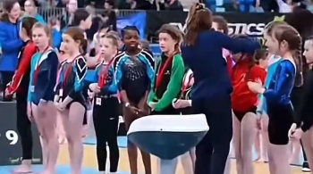 Na filmagem, jovem é a única a não receber medalha em cerimônia de ginástica na Irlanda