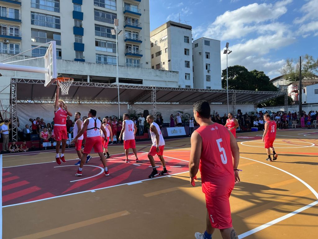 Anderson Varejão faz cesta em quadra reformada no clube que o revelou, em Vitória