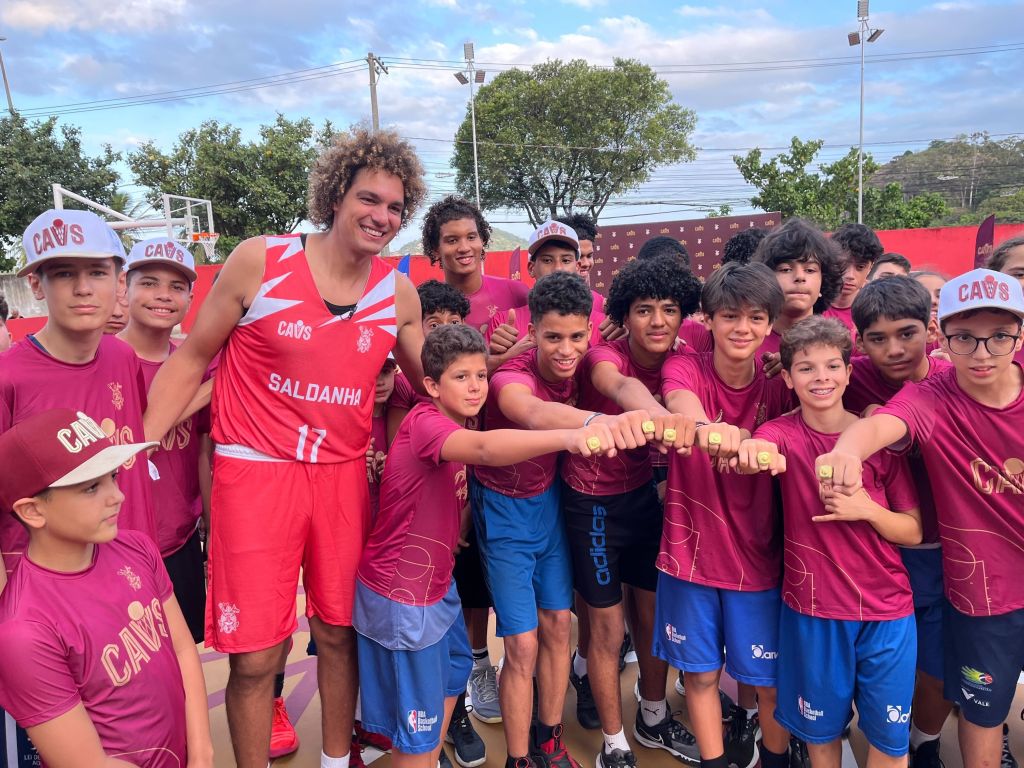 Verejão com crianças que participaram da clínica da NBA no Saldanha da Gama, em Vitória