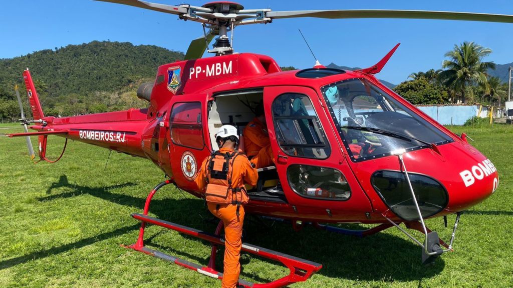 Helicóptero do Corpo de Bombeiros que levará o baixista Mingau, do Ultraje a Rigor, para São Paulo, chegou ao aeroporto de Paraty por volta das 11h, de domingo (3).