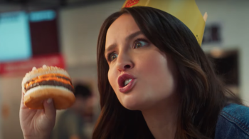 "Eu comprei, o dinheiro é meu", diz a atriz em vídeo de promoção do Burger King