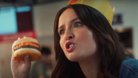 Larissa Manoela faz graça sobre o controle de seu dinheiro pelos pais em novo comercial