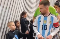 Messi ganha figurinhas de fã, e goleiro da Argentina joga com elas no meião; veja o vídeo