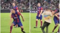 Rei do Dibre! Ronaldinho Gaúcho dribla invasor em jogo festivo; veja o vídeo