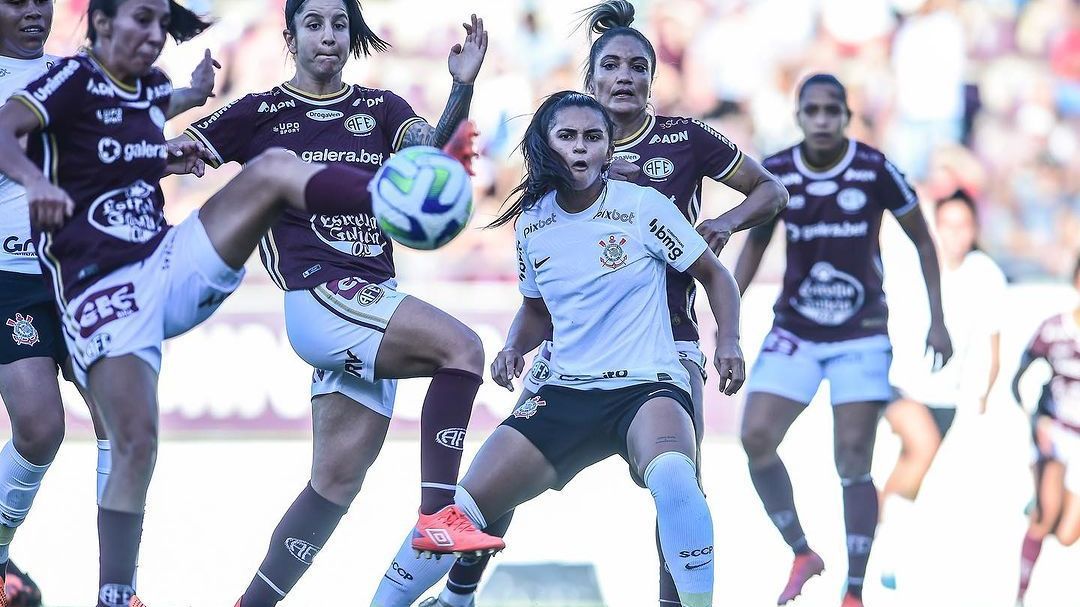 Jogadoras de Corinthians e Ferroviária em ação pelo Brasileirão Feminino