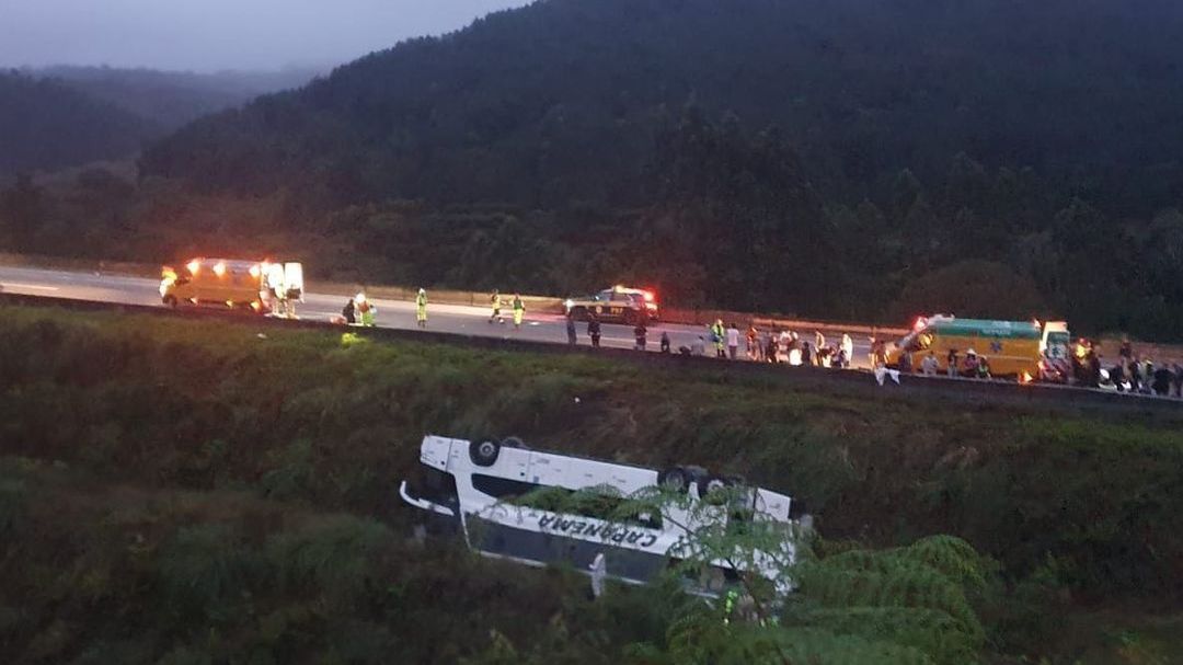 Ônibus com mais de 50 passageiros capota na BR-116 no Paraná