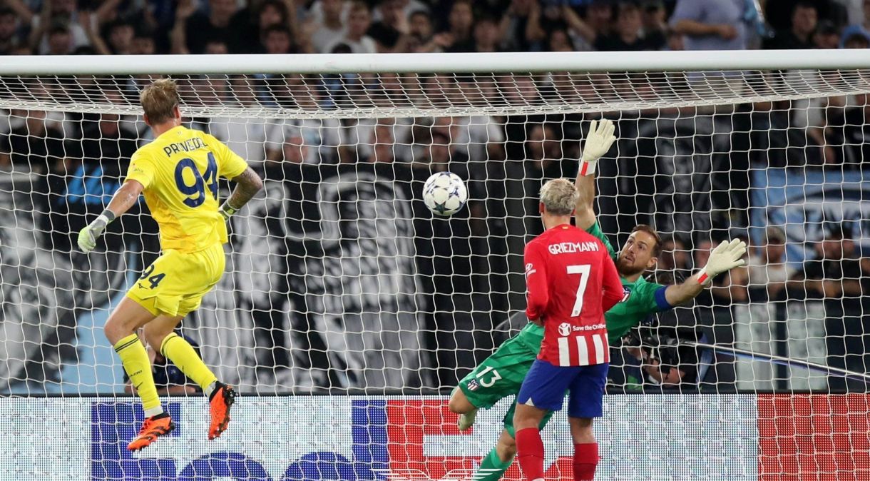 O goleiro Provedel, da Lazio, cabeceia para empatar o jogo contra o Atlético de Madrid, na Champions