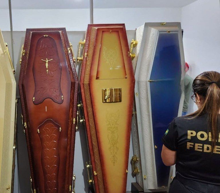 Agentes da Polícia Federal durante operação que investiga grupos criminosos de usarem caixões e carros funerários para o transporte de drogas