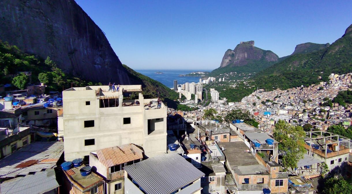 Mansão de traficante avaliada em R$ 2,5 milhões é demolida na Rocinha.