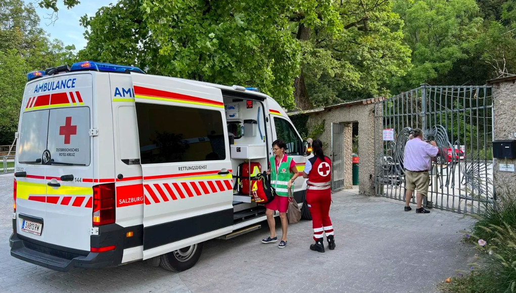 Uma ambulância com equipes de resgate da Cruz Vermelha está na entrada do Zoológico Hellbrunn de Salzburgo, na Áustria