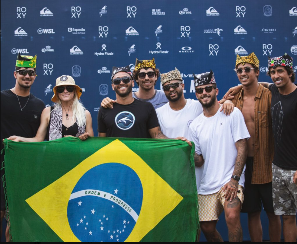 Brasileiros que participaram da WSL em 2022. Da esquerda para a direita: Gabriel Medina, Tatiana West-Webb, Jadson André, Miguel Pupo, Ítalo Ferreira, Filipe Toledo, Samuel Pupo e Yago Dora.
