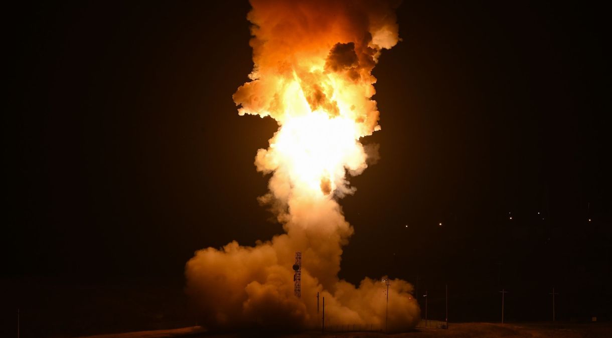 Um teste operacional de lançamento de um míssil balístico intercontinental desarmado Minuteman III do Comando de Ataque Global da Força Aérea lançado da Base da Força Espacial de Vandenberg, Califórnia, na quarta-feira, 6 de setembro