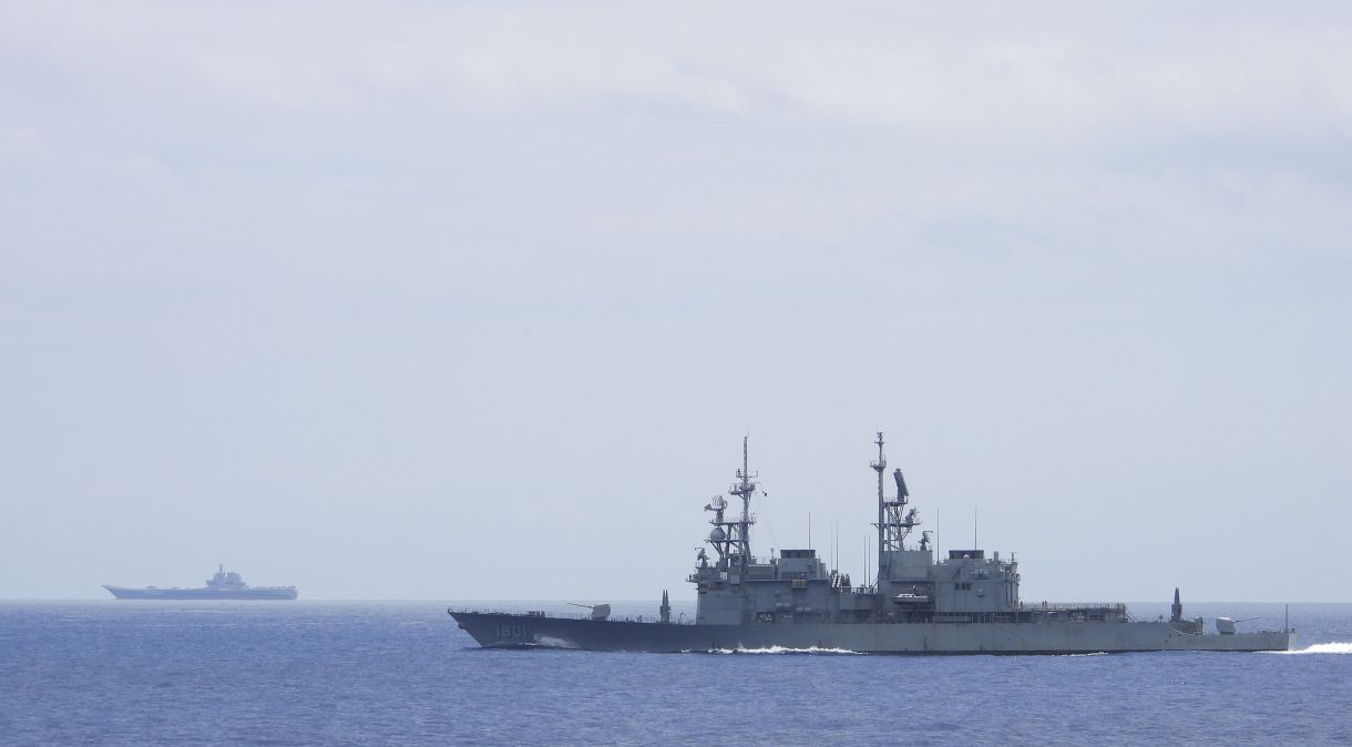 Navio da marinha de Taiwan monitora o porta-aviões chinês, o Shandong, em águas próximas a Taiwan