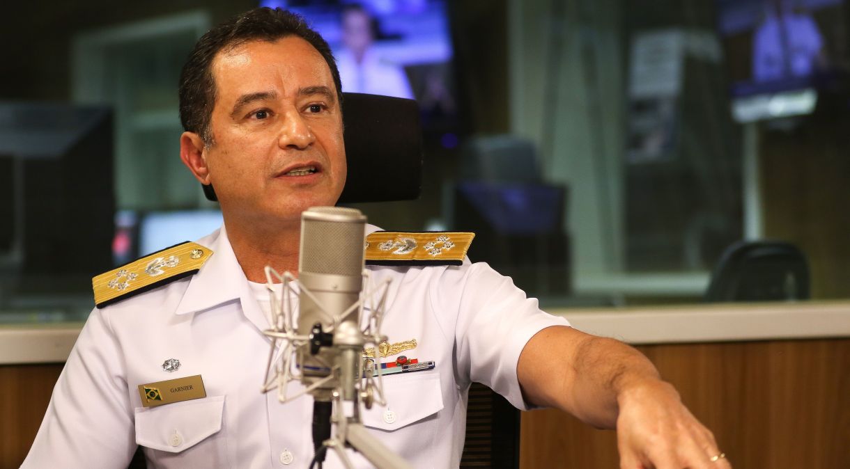 Ex-comandante da Marinha, almirante da reserva Almir Garnier Santos, durante programa A Voz do Brasil