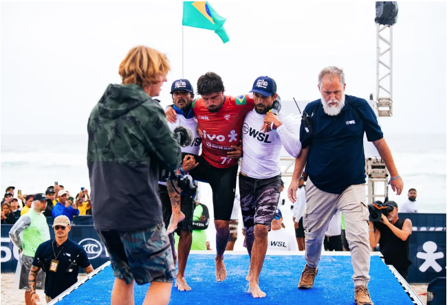 Filipe sai carregado do mar da etapa de Saquarema, no Brasil