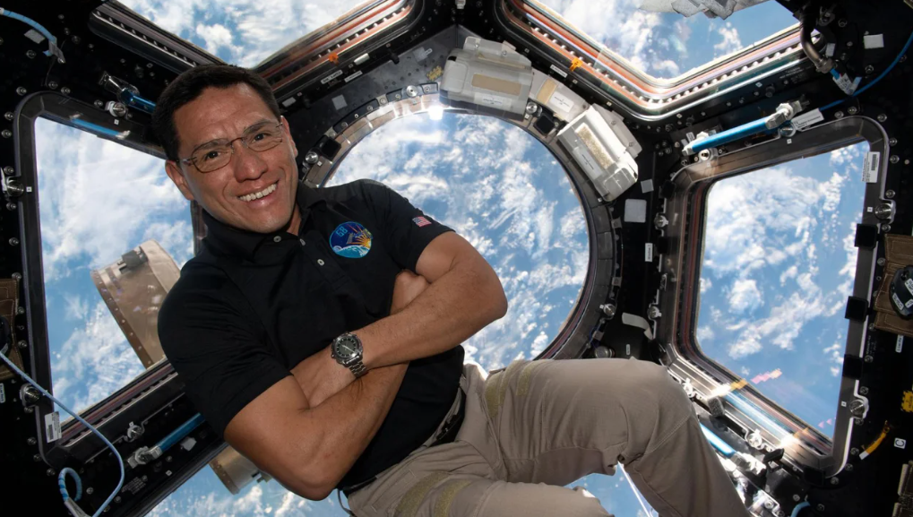 O astronauta da Nasa e engenheiro de vôo da Expedição 68, Frank Rubio, é visto dentro da cúpula, a "janela para o mundo" da Estação Espacial Internacional