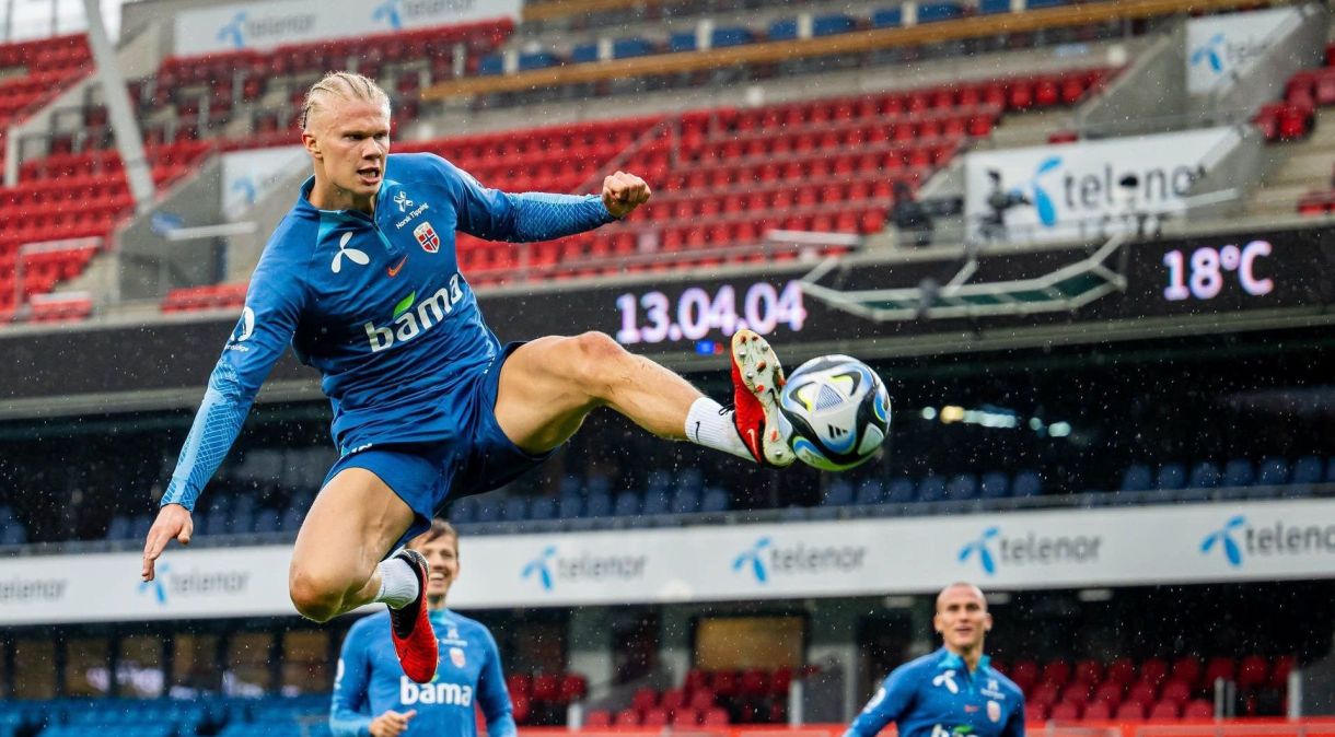 Haaland durante treino da seleção da Noruega