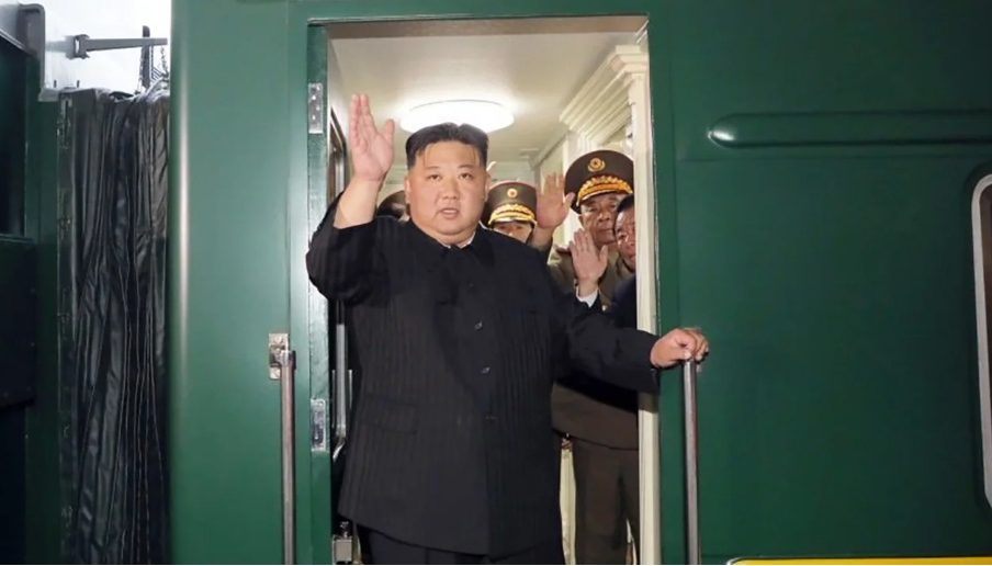 Após uma cerimônia de despedida que incluiu tapete vermelho e guardas de honra, Kim foi visto embarcando em seu trem blindado pessoal
