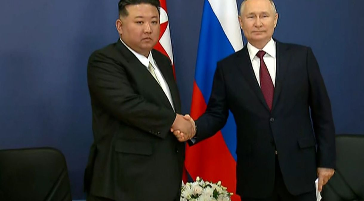 Kim Jong-un e Vladimir Putin durante encontro nesta quarta-feira (13)