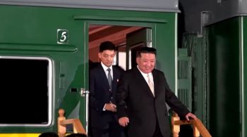 Líder norte-coreano foi recebido pelo ministro dos Recursos Naturais e Meio Ambiente, Alexander Kozlov