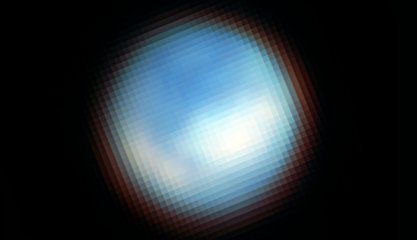 A NIRCam (câmera infravermelha próxima) do Telescópio Espacial James Webb da NASA capturou esta imagem da superfície da lua de Júpiter, Europa. Webb identificou dióxido de carbono na superfície gelada de Europa que provavelmente se originou no oceano subterrâneo da lua