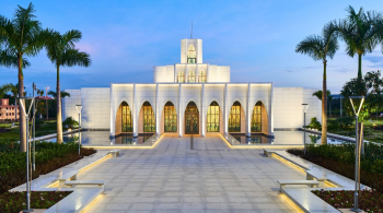 Com o estilo modernista brasileiro de meados do século XX, o monumento dialoga com a arquitetura da capital federal, construída na década de 1960