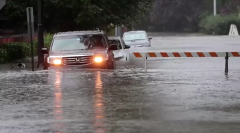 A água subiu rápida e furiosamente na manhã desta sexta-feira (29), deixando carros ilhados e alagando porões na cidade mais populosa dos Estados Unidos