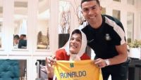 Cristiano Ronaldo conhece artista iraniana que pinta com os pés; veja vídeo