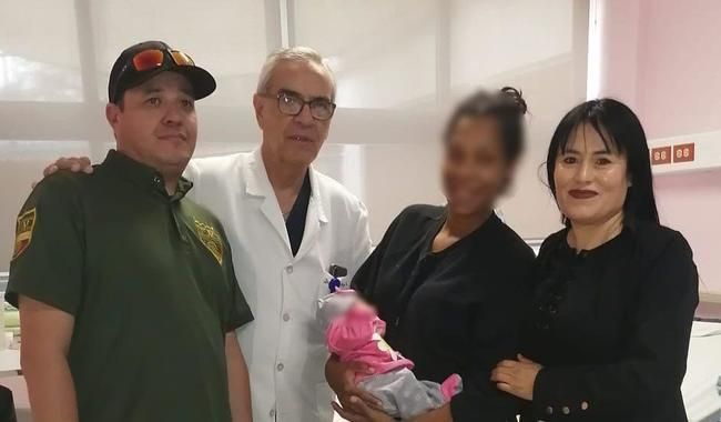 Foto divulgada pela Instituto Nacional de Migración (INM) da mãe com sua filha recém-nascida nos braços