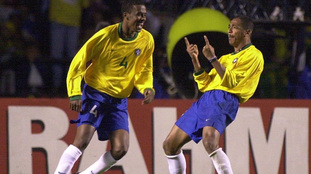 Vampeta celebra gol da Seleção contra a Argentina, pelas Eliminatórias da Copa de 2002