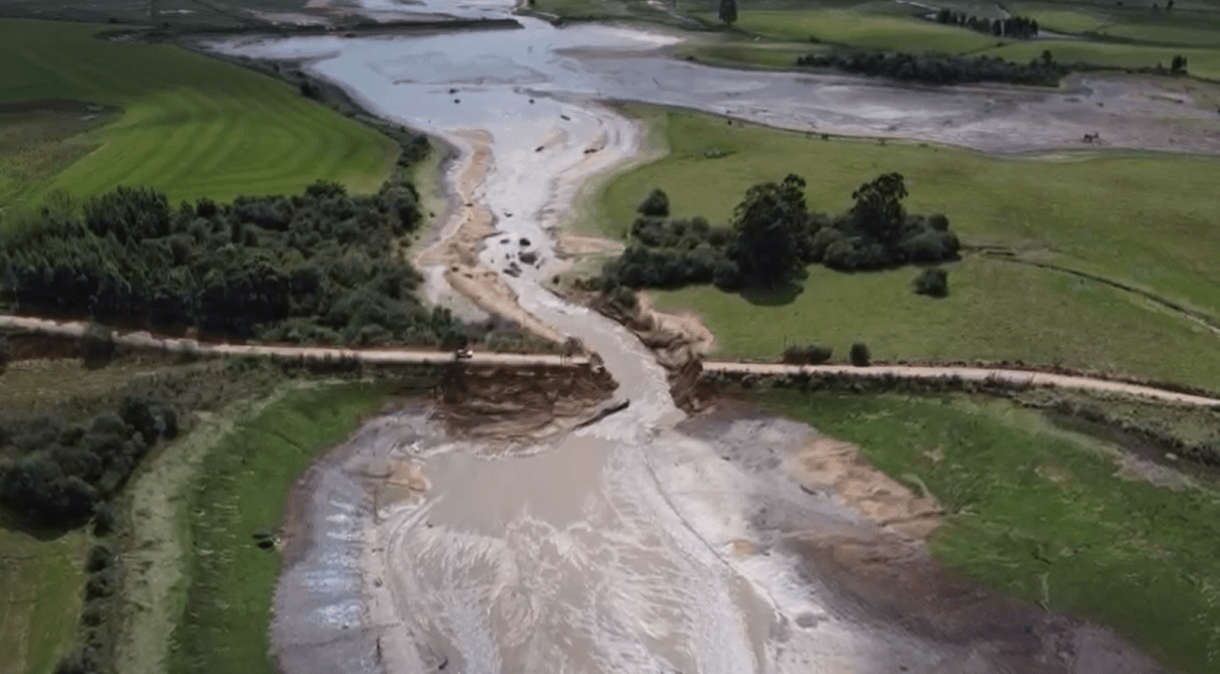 Duas barragens se rompem em Canguçu, no Rio Grande do Sul, após fortes chuvas.