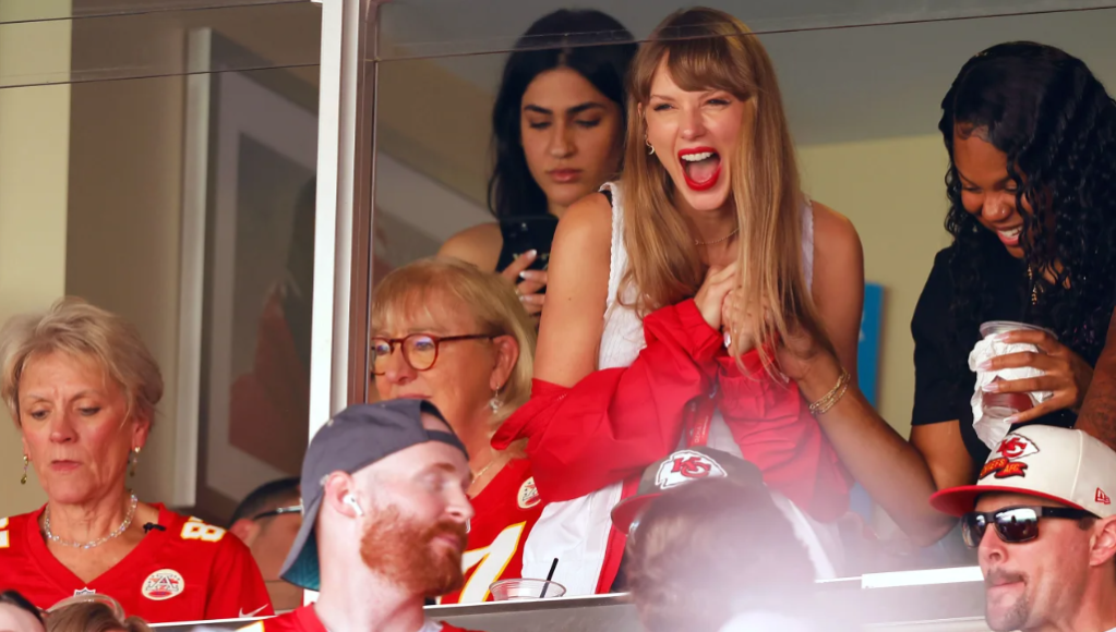 Taylor Swift assiste jogo do Kansas City Chiefs, na NFL