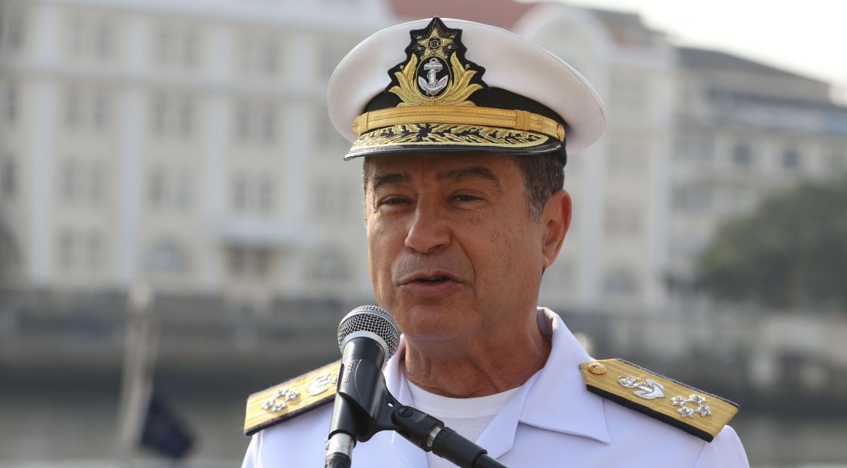 Ex-comandante da Marinha, almirante da reserva Almir Garnier Santos, na Baía de Guanabara, no Rio de Janeiro.