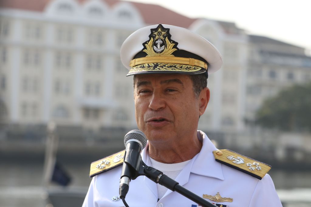 Ex-comandante da Marinha, almirante da reserva Almir Garnier Santos, na Baía de Guanabara, no Rio de Janeiro.