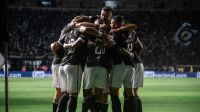 Vasco goleia Coritiba em reencontro da torcida com São Januário e respira no Brasileirão