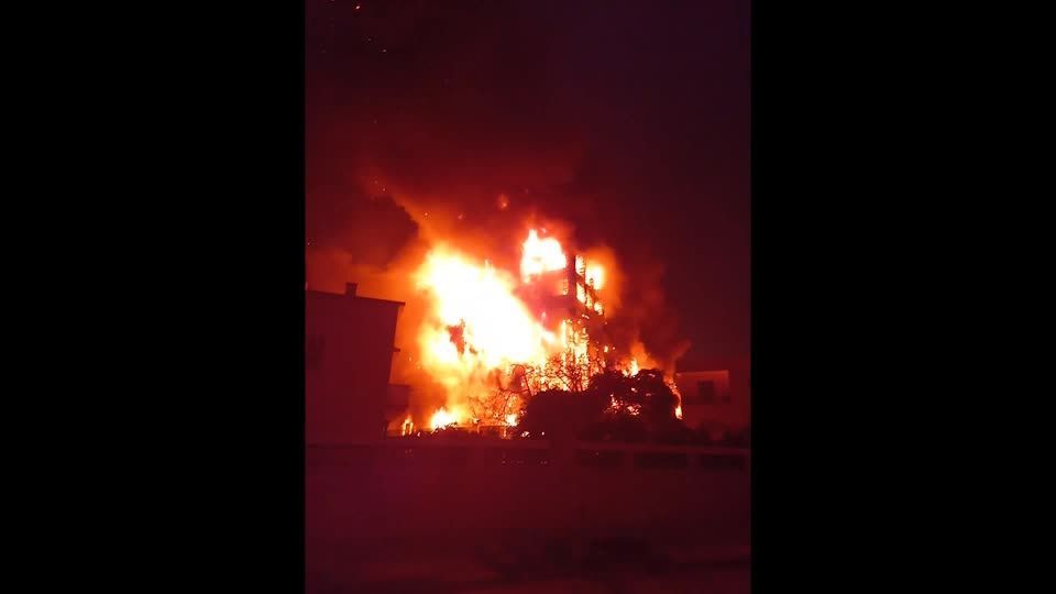 Imagens de vídeo mostram um incêndio envolvendo uma instalação policial na cidade egípcia de Ismailia, no Canal de Suez, onde pelo menos 25 pessoas ficaram feridas
