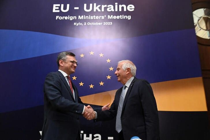 Chanceler ucraniano Dmytro Kuleba e o chefe de política externa da UE, Josep Borrell, em Kiev